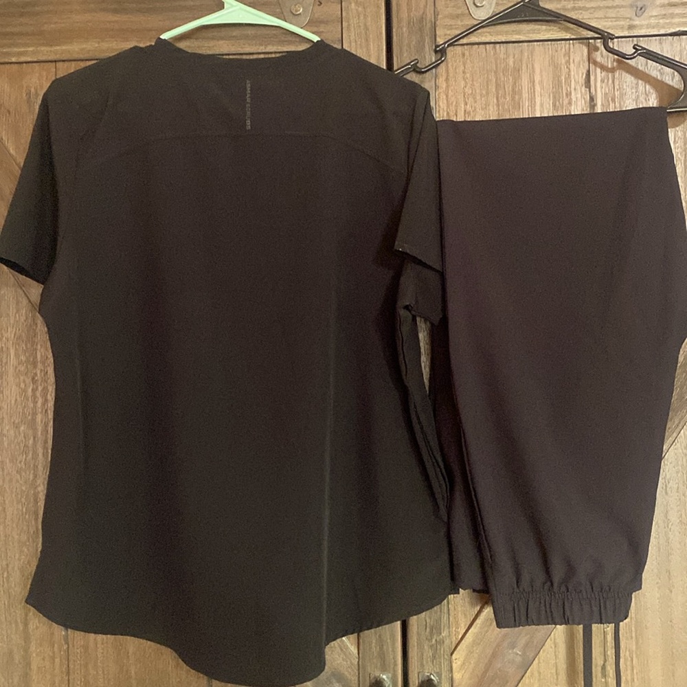 Asmar Scrubs Set - Picture 2 of 4